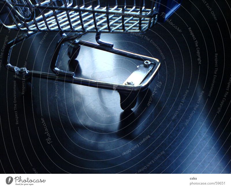 shopping! kaufen Einkaufswagen schwarz Reflexion & Spiegelung glänzend Korb Einkaufskorb blau silber Rolle