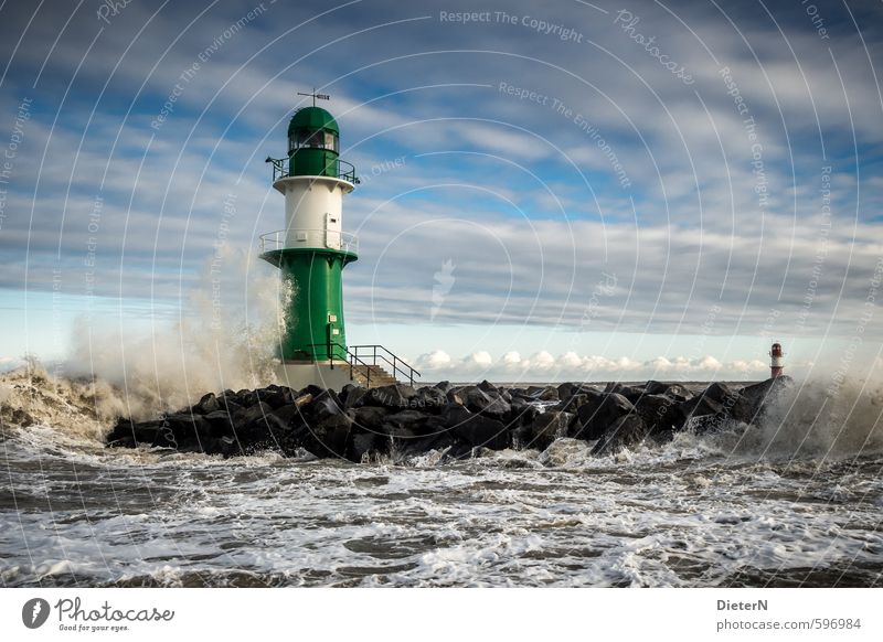 Leuchtfeuer Wasser Himmel Wolken Winter Sturm Wellen Küste Ostsee Leuchtturm grün schwarz weiß Warnemünde Mole Farbfoto Außenaufnahme Menschenleer