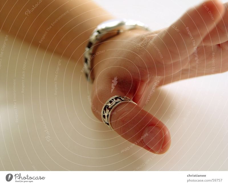 Mädchenhand mit Elefantenring Hand Finger Uhr gestikulieren Körperpflege unmanikürt Fingernagel Daumen Daumenring Kreis Maniküre