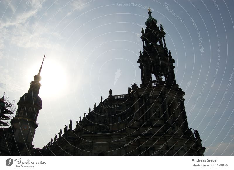 Schönheit im Gegenlicht Dresden Hofkirche Licht grell Silhouette Wolken schwarz historisch Gotteshäuser Altstadt Religion & Glaube Sonne Schatten Himmel Turm