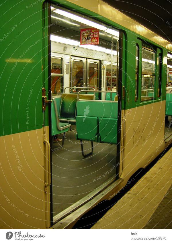 bitte einsteigen, türen schließen selbstätig! Paris U-Bahn Eingang Ausgang grün gelb beige schwarz Lampe Neonlicht dunkel Licht Halt stoppen leer Einsamkeit