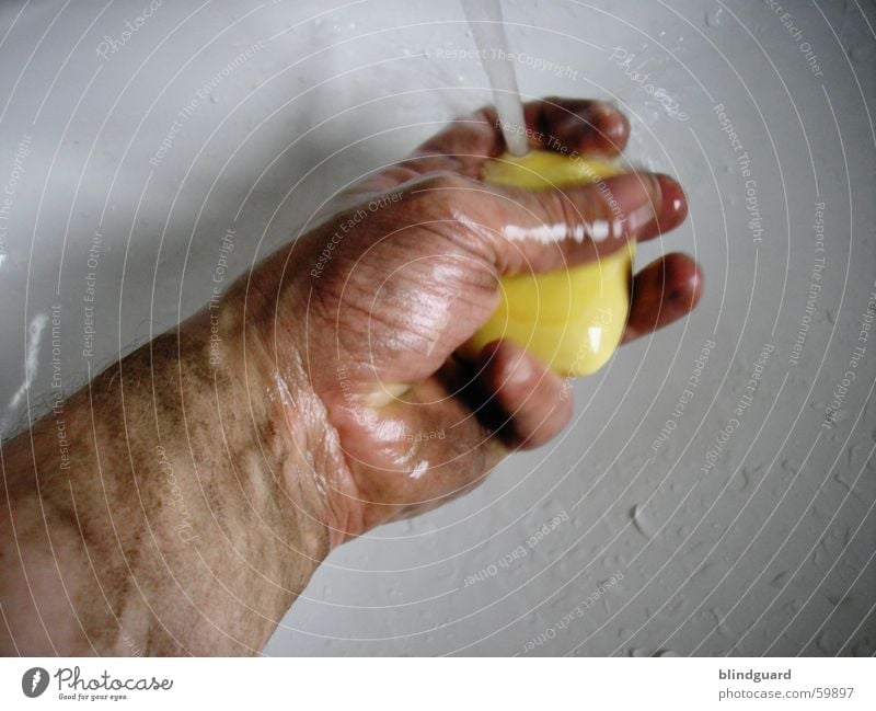 Schmutzfi...nger [3] Hand Arbeit & Erwerbstätigkeit Körperpflege Staub Reinigen Finger Seife Sauberkeit dreckig Waschbecken nass Wassertropfen Handwerk Mann