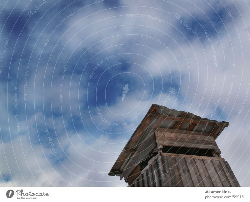 Babel Holz Wolken Jäger Hochsitz Dach Himmel Jagd Hütte Aussicht Ferne oben hoch Holzbrett Landschaft blau