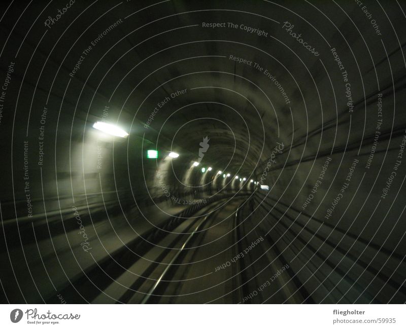durchblick U-Bahn Kopenhagen Ferien & Urlaub & Reisen Tunnel Gleise Eisenbahn Geschwindigkeit Licht Notausgang dunkel Nacht Dänemark Blick Loch
