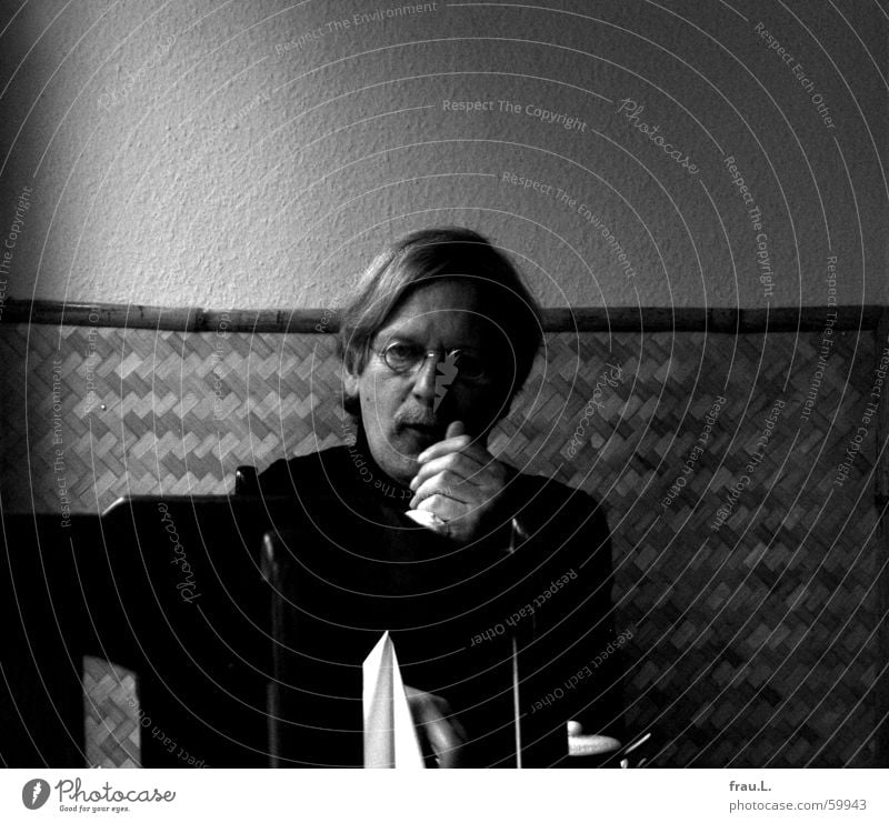 im Restaurant Vietnam Stammgast Reisschale Single Mann Tisch Stuhl Wand Brille Hand blond Gast Porträt satt Gastronomie Schwarzweißfoto Einsamkeit Ernährung
