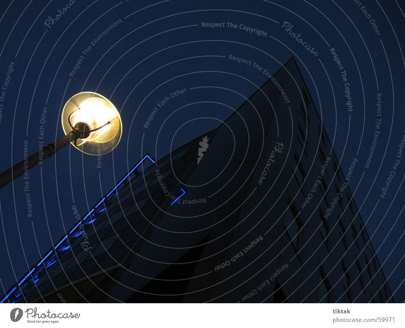 Lichtblick Nacht dunkel Laterne Lampe kalt trist Einsamkeit Neonlicht Gebäude Nachtaufnahme hell Wärme blau available light Architektur