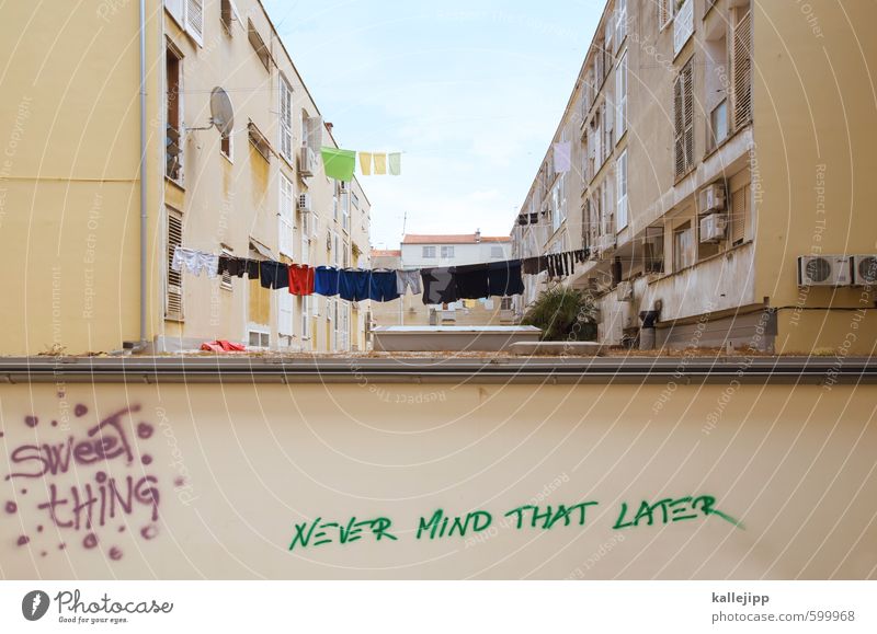 never mind ... Stadt Haus Gebäude Architektur Mauer Wand Fassade Balkon Schriftzeichen Graffiti Kreativität Wäscheleine Innenhof kümmern trocknen Kroatien