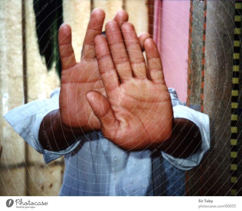Palm Hand Finger Handfläche Hemd braun Marokko stoppen 5 Halt blamabel Handlinie Daumen Arme nein no keine fotos no photos