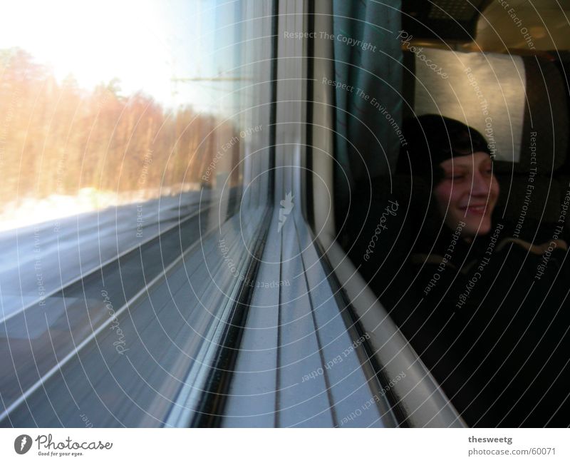 Knudi in Schweden Eisenbahn Bahnfahren Abteilfenster Fenster Passagier unterwegs Ferien & Urlaub & Reisen Fensterscheibe lachen Aussicht