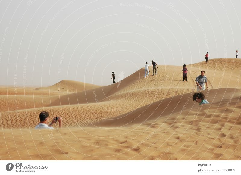 The future is... Mensch Dubai Sand Wüste orange