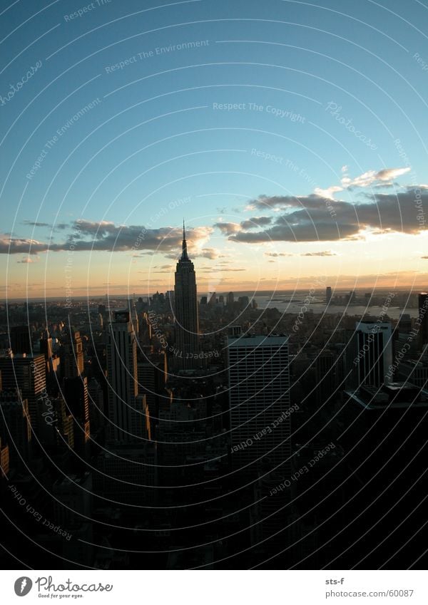 Die letzten Sonnenstrahlen New York City Empire State Building Wolken Sonnenuntergang Hochhaus Manhattan Aussicht Dämmerung Licht Hudson River King Kong Stadt