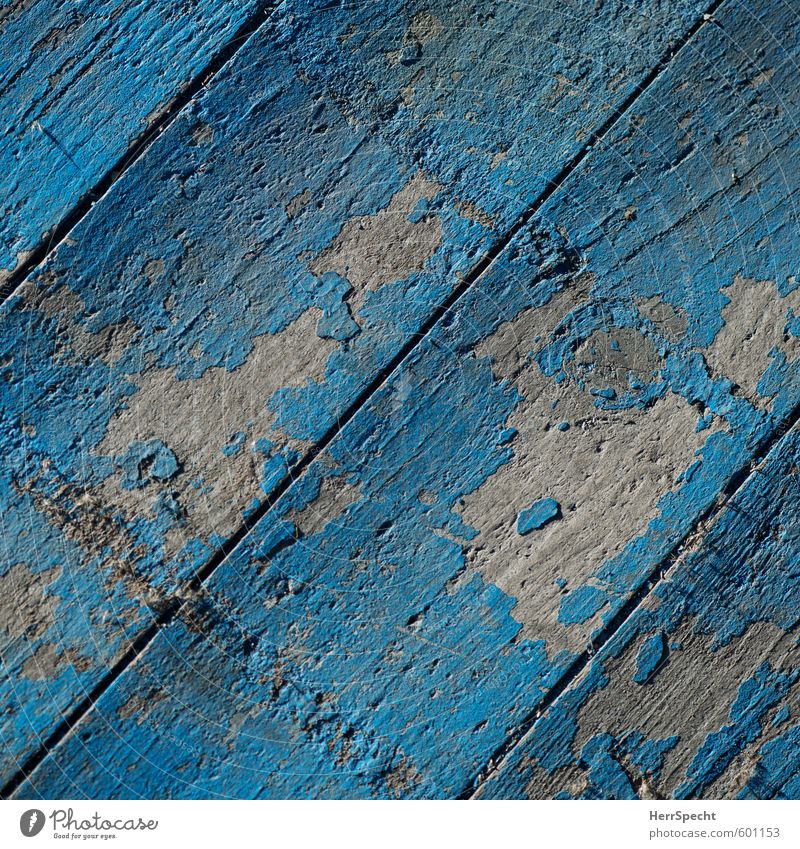 Bretter, die nicht die Welt bedeuten Terrasse Holz alt trashig trist blau türkis Holzbrett Parkett Farbstoff abblättern Abnutzung Patina Maserung Bühne Farbfoto