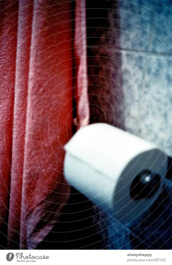 endlich ruhe. Handtuch rosa Belichtung Holga Unschärfe Frieden ruhig Geborgenheit Rückzug Toilette klorolle towel tiles Fliesen u. Kacheln Marmor