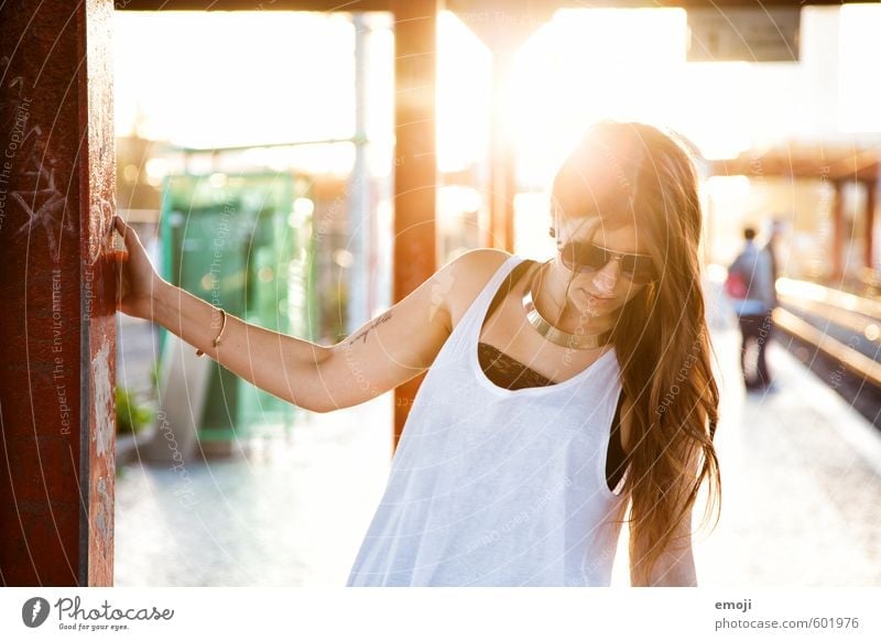 Junge Frau am Bahnhof im Abendlicht feminin Jugendliche 1 Mensch 18-30 Jahre Erwachsene Sonnenbrille Haare & Frisuren brünett langhaarig schön Wärme Farbfoto