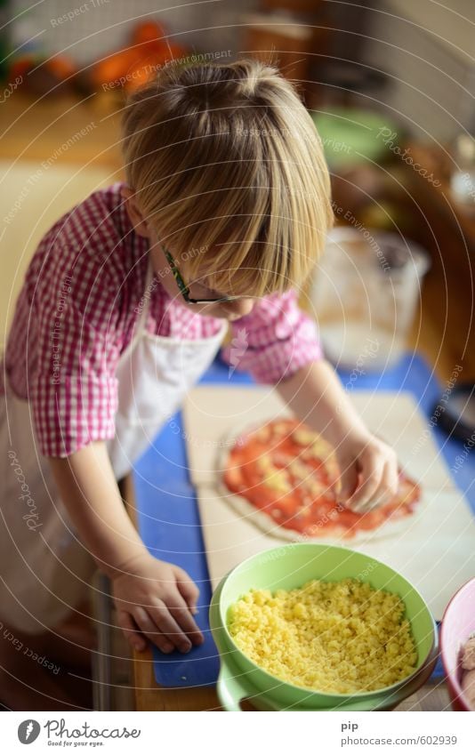 kindermenü Teigwaren Backwaren Pizza Käse Topf Kind Junge Kindheit Kopf Haare & Frisuren Arme Hand 1 Mensch 3-8 Jahre selbstbewußt Freude Küche Konzentration