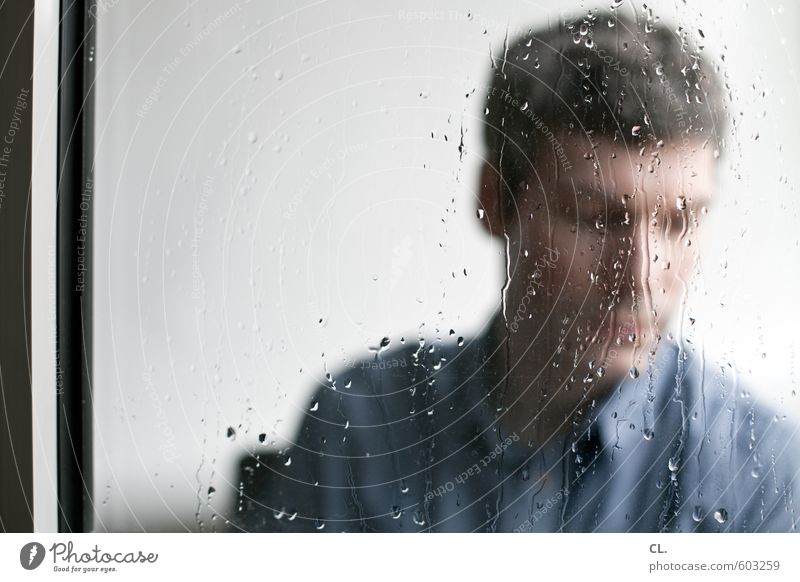 erstes 2014 | drinnen wie draußen Wohnung Mensch maskulin Mann Erwachsene Kopf 30-45 Jahre Herbst schlechtes Wetter Regen sitzen trist blau grau Langeweile