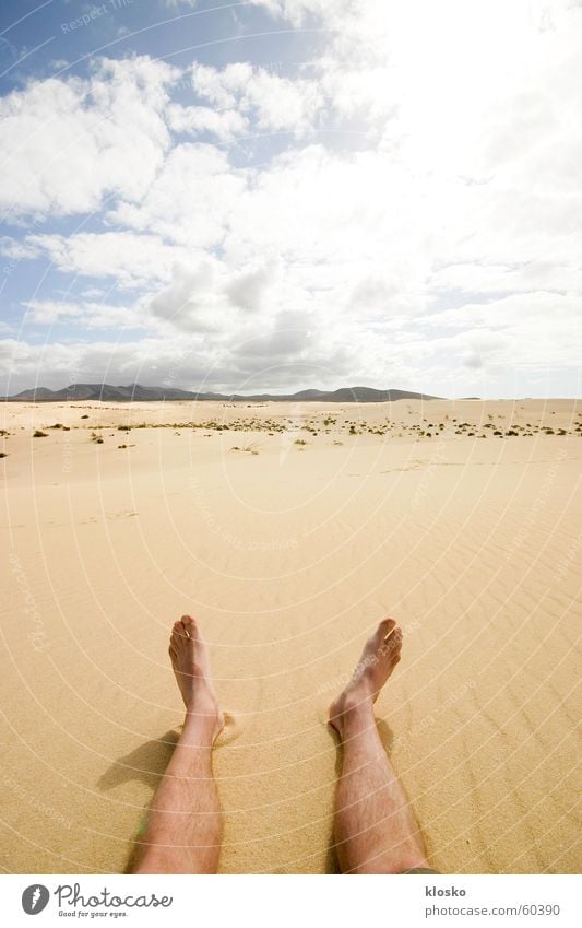 Barfuß in der Wüste Afrika wandern Physik Sommer heiß Horizont Aussicht Unendlichkeit Einsamkeit Sahara Müdigkeit Wärme Sonne Fuß Beine Himmel Sand