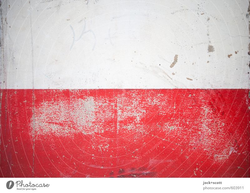 Freifläche mit Zeit Wand Fassade Streifen einfach fest kaputt rot weiß Putzfassade Schramme Oberflächenstruktur Farbanstrich Tick Spuren Abnutzung zweifarbig