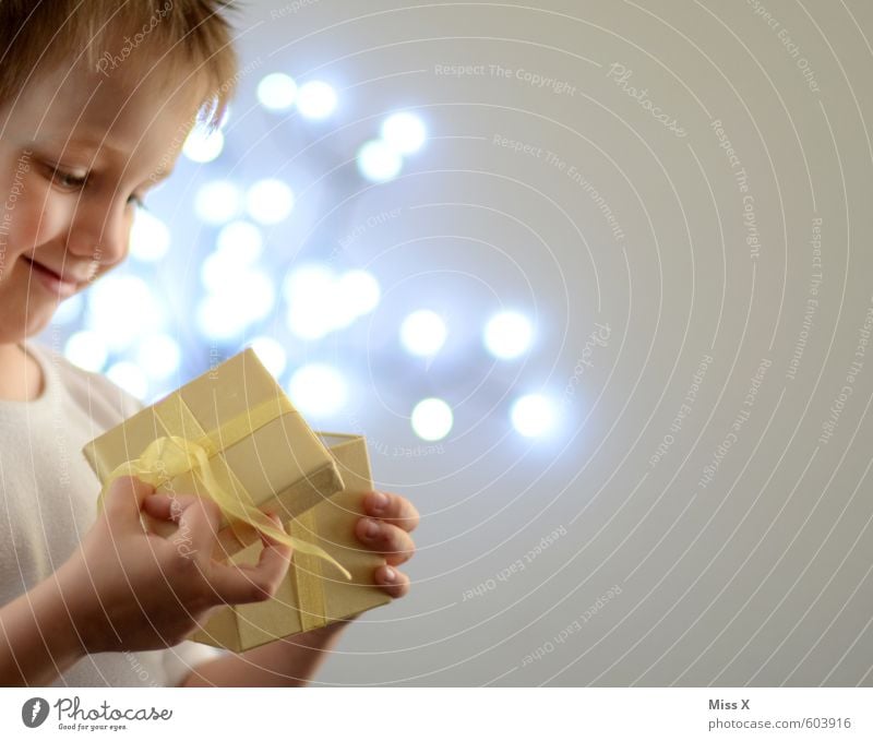 Überraschung Freizeit & Hobby Spielen Weihnachten & Advent Geburtstag Mensch Kind Kleinkind 1 1-3 Jahre 3-8 Jahre Kindheit Verpackung Paket Schleife Lächeln