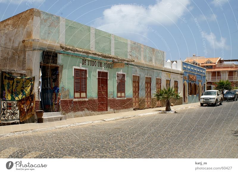 Kolonialstil in Kapverden Cabo Verde Haus Häuserzeile Palme Ladengeschäft Fenster Fassade Natursteinhaus Afrika Santa Maria Bürgersteig cape verde Tür Tuch