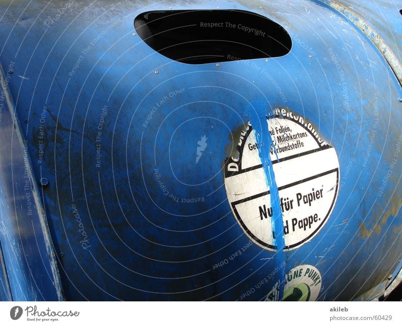 Armer Schlucker Papiercontainer Altpapier entsorgen Verlauf Karton Grüner Punkt Recycling Umwelt Öffnung wegwerfen blau Container Metall