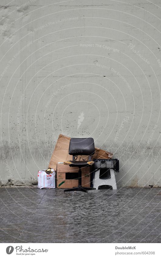 Kuschelgruppe | Bestellt und nicht abgeholt Umzug (Wohnungswechsel) einrichten Möbel Stuhl Umzugskarton Karton Tropfen warten alt Armut dreckig kaputt nass