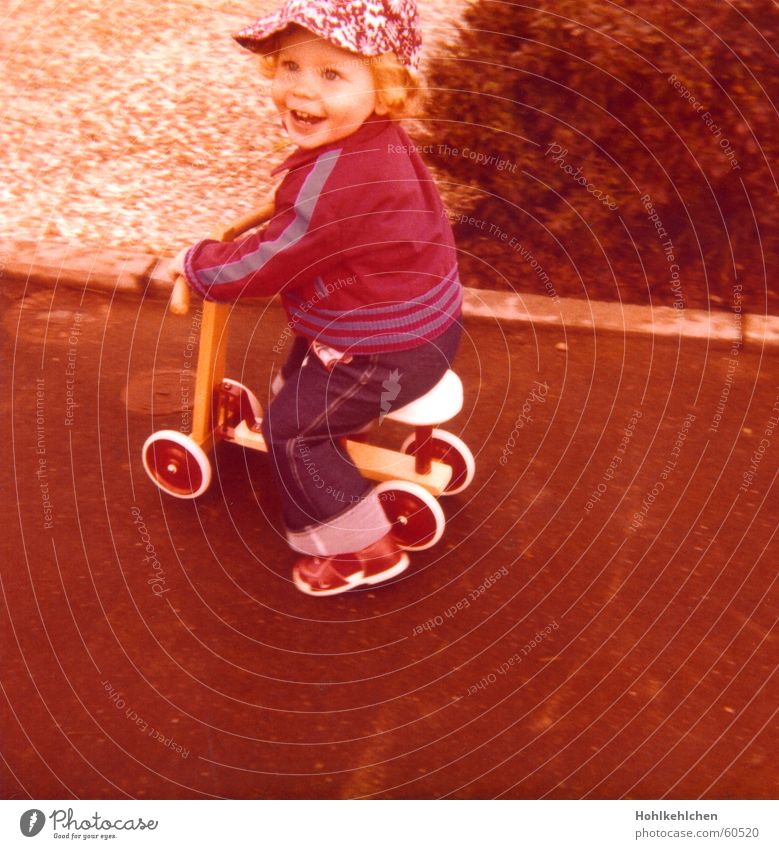 Neue Frühjahrskollektion Kind Spielzeug Jacke 1979 Siebziger Jahre retro Rocker Junge Straße Hut Jeanshose orange harley davidson Stolz lachen Freude Tretroller