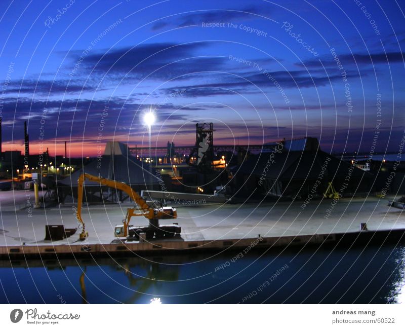 Abendstimmung am Hafen I Bagger Meer Anlegestelle Dämmerung Feierabend Portwein Himmel Sonnenuntergang Industriefotografie sky evening