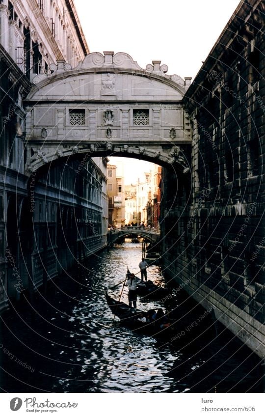 Seufzerbrücke Venedig Italien Brücke Gondel (Boot) Gondoliere Gracht historisch alt Altstadt Historische Bauten Architektur geradeaus Zentralperspektive