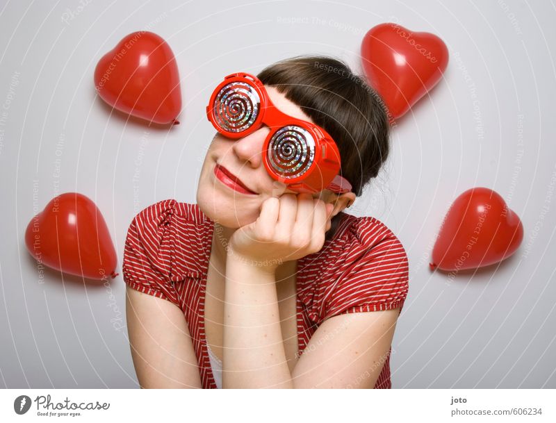 rosarote brille I Valentinstag feminin Junge Frau Jugendliche Erwachsene Luftballon Herz Lächeln Liebe träumen Fröhlichkeit Glück Zufriedenheit Lebensfreude