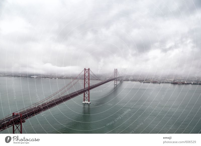 neblig Umwelt Herbst schlechtes Wetter Unwetter Nebel Küste Meer Stadt Brücke Sehenswürdigkeit Wahrzeichen dunkel grau Lissabon Golden Gate Bridge San Francisco