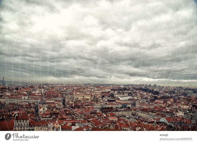 Lisboa II Himmel Wolken Stadt Hauptstadt Altstadt bevölkert Haus dunkel Lissabon Farbfoto Außenaufnahme Luftaufnahme Menschenleer Tag Panorama (Aussicht)
