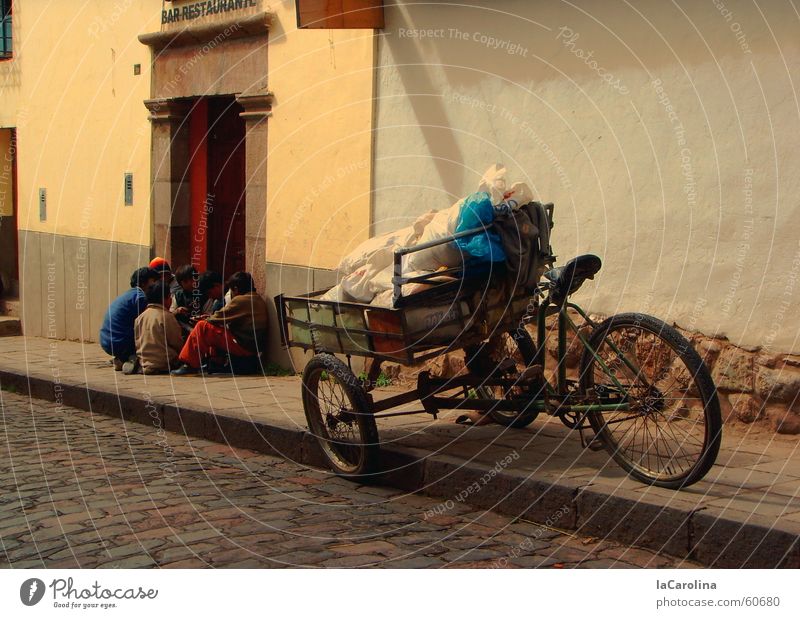en la calle -cuzco Cuzco Peru Fahrrad Dreirad Bewegung Mauer Straße Ladung