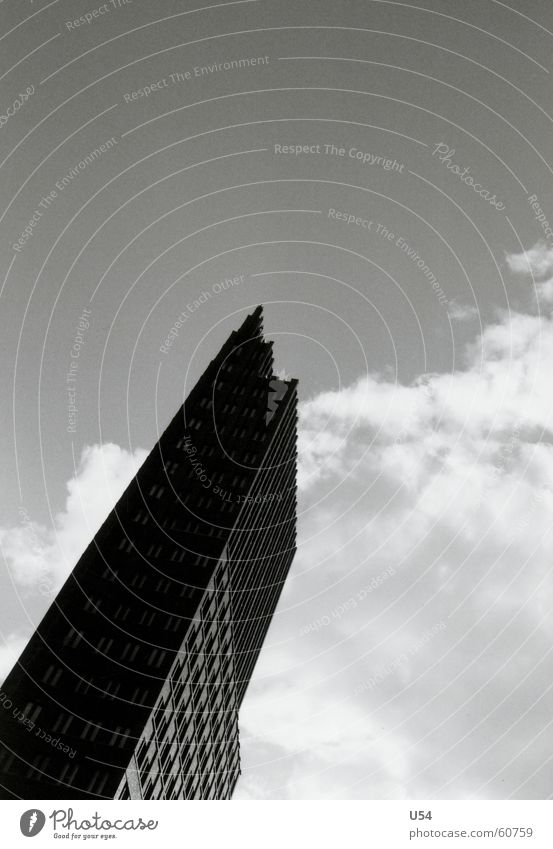 ganz oben wirds einsam.. Wolken Hochhaus Potsdamer Platz Berlin Himmel Schwarzweißfoto Hauptstadt Architektur