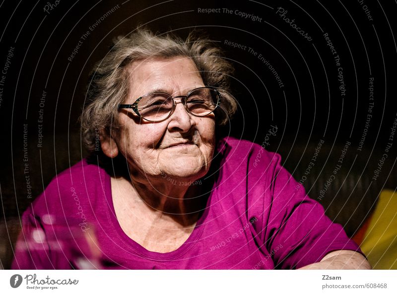 OMA Gesundheit Gesundheitswesen Seniorenpflege Großmutter 1 Mensch 60 und älter alt Denken Blick träumen dunkel natürlich rosa Vorsicht Gelassenheit ruhig