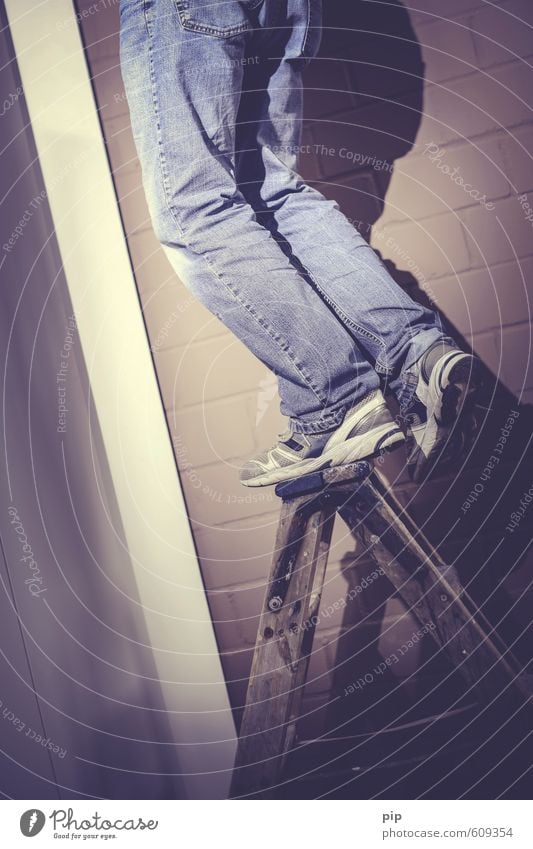 leiterstelle Mensch maskulin Mann Erwachsene Beine Fuß 1 Mauer Wand stehen oben Erfolg Höhenangst Arbeit & Erwerbstätigkeit steigen Leiter Suche hoch
