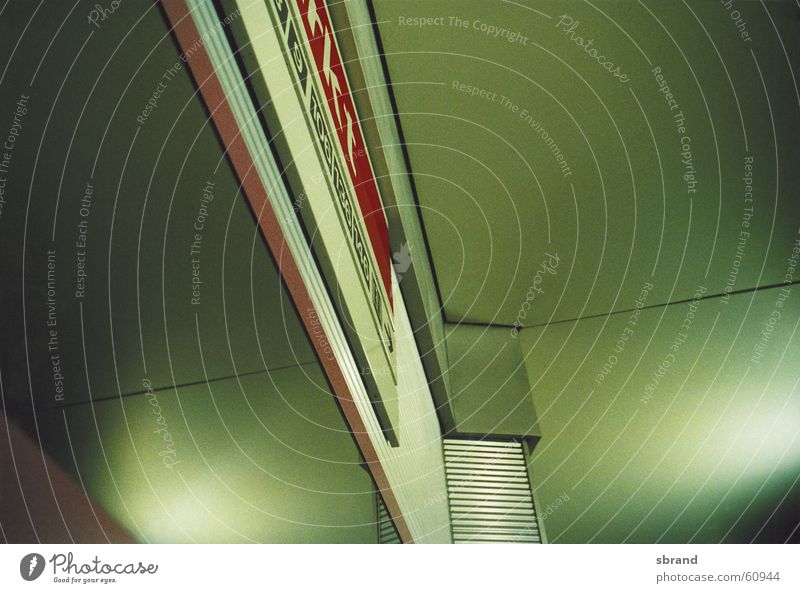 U-Bahn-Haltestelle grün zusätzlich abstrakt Reflexion & Spiegelung Typographie Linie Architektur