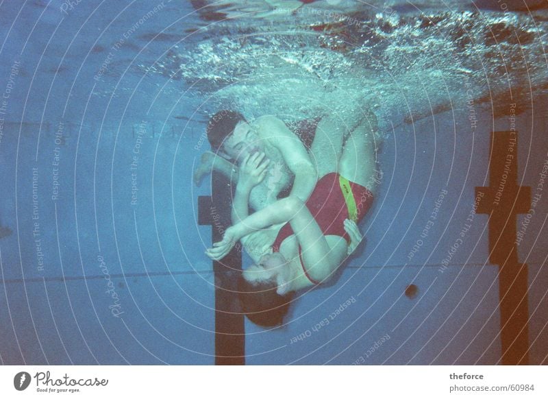 Geschwisterliebe tauchen Schwimmbad kämpfen dlrg Wasser Unterwasseraufnahme Schwimmen & Baden