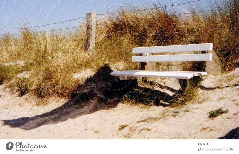 noch ne Bank Ferien & Urlaub & Reisen weiß Holz Strand Draht Hügel Freizeit & Hobby Ostsee sitzen Himmel blau Stranddüne Sand Schatten Wind
