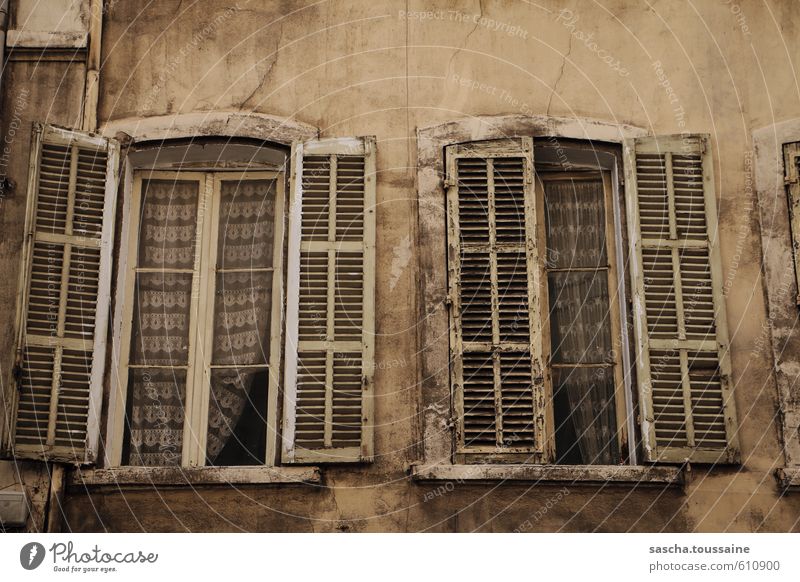 Aufriss Haus Renovieren Altstadt Fassade Fenster Fensterladen alt dunkel kaputt trist braun grau Traurigkeit Armut Einsamkeit Symmetrie Verfall Vorhang Riss