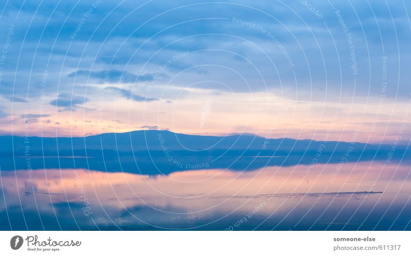 Dimensionslos Landschaft Wasser Wolken Seeufer Ente ästhetisch Unendlichkeit blau Zeit Zufriedenheit ruhen ruhig Berge u. Gebirge Ewigkeit Farbfoto
