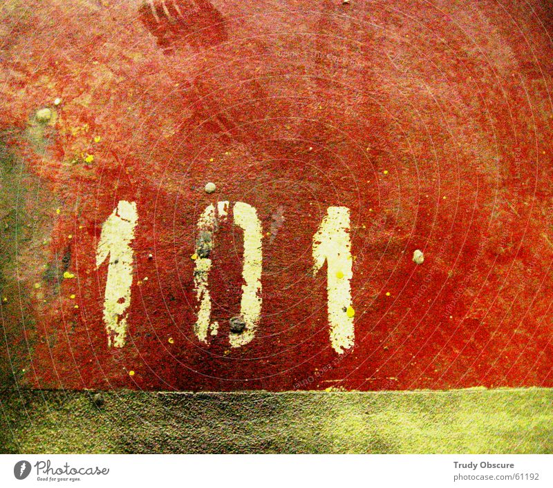 postcard no. 101 Oberfläche Beton Staub Reifenspuren Parkplatz Garage Tiefgarage Parkhaus Parkplatznummer Ziffern & Zahlen rot mehrfarbig Bodenbelag Stein