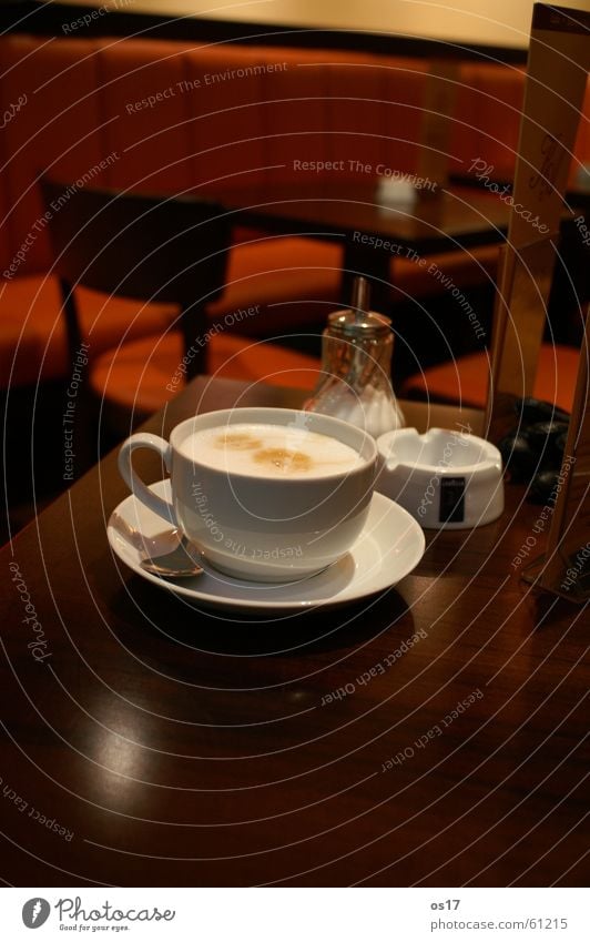 Café Latte Tisch Holztisch Zucker braun Kaffee café. café latte cappucino milchschaum orange