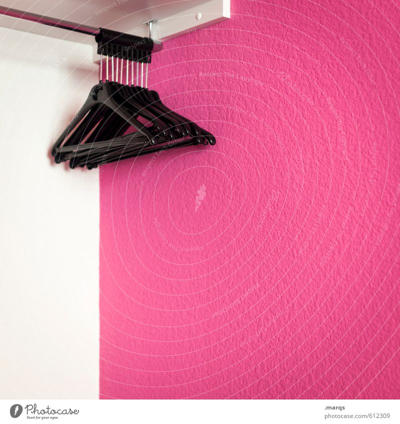 Ordnung Stil Häusliches Leben Schlafzimmer Kleiderbügel Kleiderschrank Bekleidung ästhetisch einfach rosa schwarz weiß Farbe entkleiden leer sortieren aufhängen