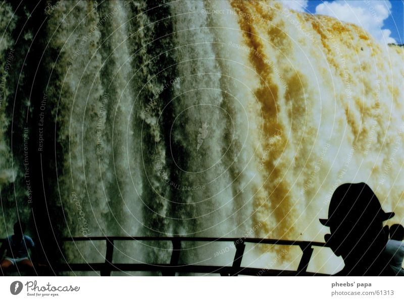 Iguazú Elektrizität Silhouette Macht Wolken Wasser Wasserfall Fluss Iguazu Fälle paraguay Hut Mensch Schatten Geländer Brücke groß Himmel blau