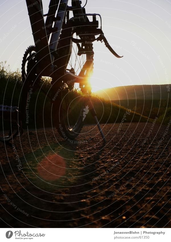 Pause Fahrrad Ständer stehen Erholung Sonnenuntergang Fußweg Pedal Abenddämmerung Fahrradtour Kette Zahnrad Wege & Pfade reflektion Berge u. Gebirge chain break