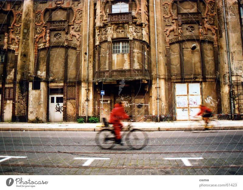 Flüchtiges Rot rot Fahrrad Berlin-Mitte Denkmal Demontage flüchtig Geschwindigkeit Verkehrswege Vergänglichkeit verfallen Straße vorbeifahren altes haus