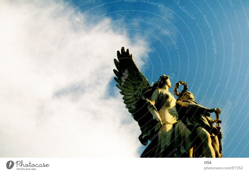 dem Himmel nahe.. Wolken Statue Bildhauer Kranz Engel Flügel Stein fliegen