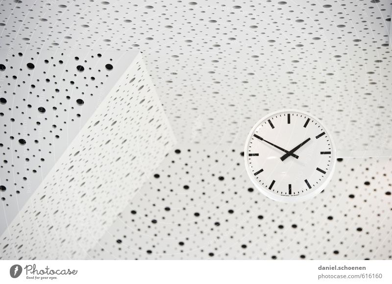 gepunktete Zeit Uhr hell schwarz weiß Design Gedeckte Farben Innenaufnahme Menschenleer Kontrast High Key