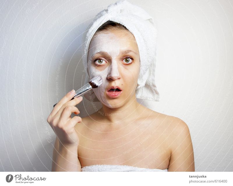 Junge schöne Frau mit Ton-Gesichtsmaske Reichtum Freude Glück Körper Haut Kosmetik Creme Schminke Gesundheit Gesundheitswesen Behandlung Wellness Erholung Spa